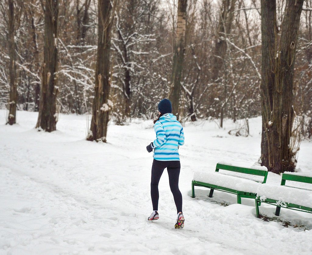 Спортивная ходьба в парке зимой