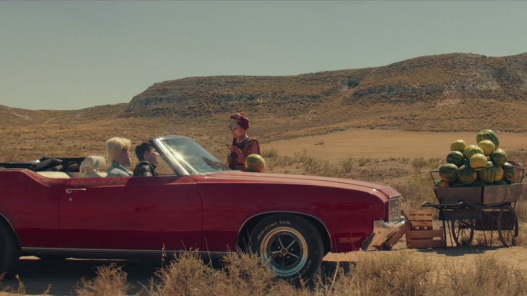 Клип еду на родину к корешам. Клип в пустыне на машине. Клип машина едет. Поют в пустыне и едут на машинах. Клип с красным кабриолетом.