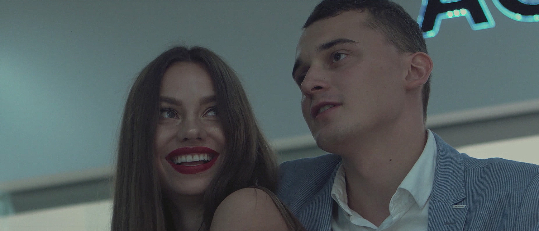 Топ популярных клипов 2023 на французском. Назима клипы. Клип песни а я ее. Бандерский алик ты меня подожди. Клип песенки шоколад пришельцы.