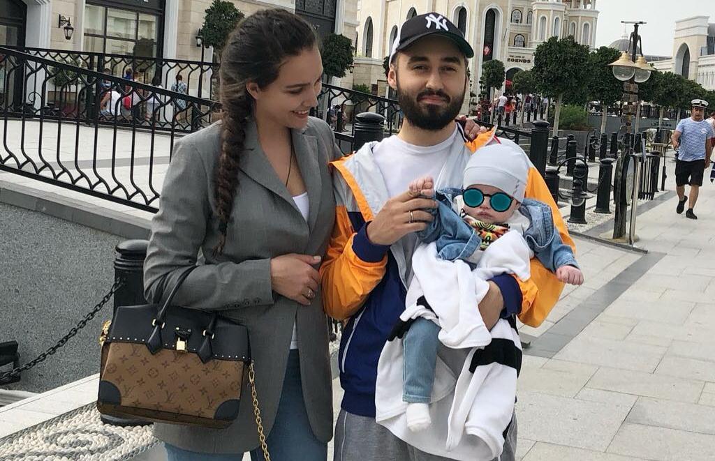 Мот фото с женой и сыном 2022