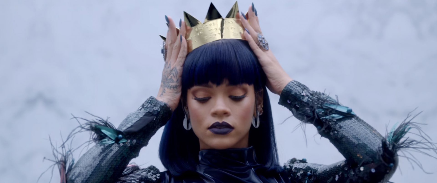 Песня надену корону на королеву. Рианна кадры из клипа. Рианна с короной. Рианна надевает корону. Rihanna надевает корону.