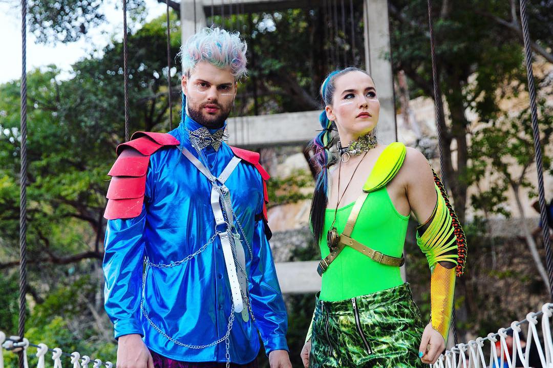 Sofi tukker throw. Софи Такер группа. Sofi Tukker shorts. Sofi Tukker песни. One on one the Knocks Sofi Tukker.