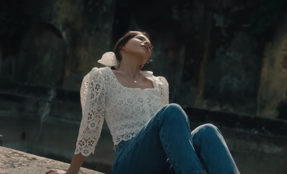 Клип темниковой бабочки. Бабочки темникова. Темникова бабочки. Темникова бабочки. Кто снимается в клипе бабочки.