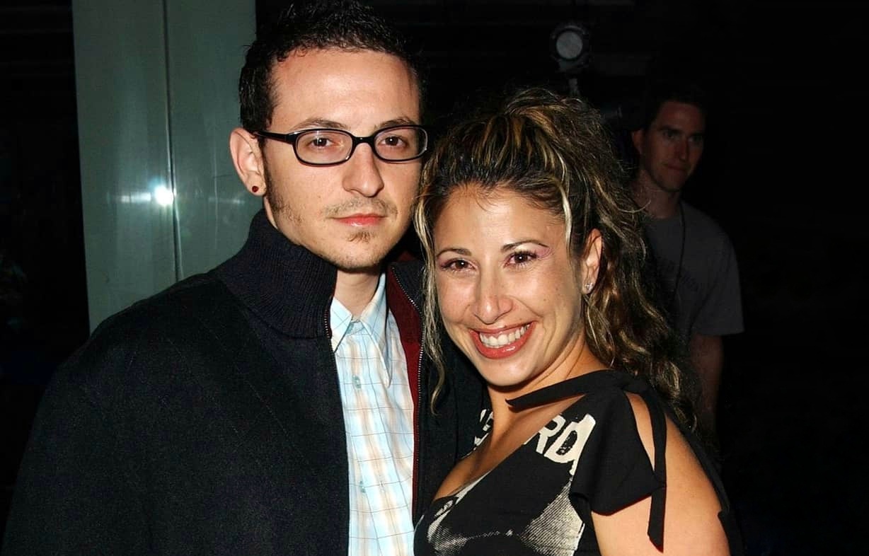 Первая жена Честера Беннингтона отсудила часть доходов Linkin Park .